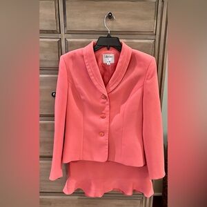 Coral Le Suit- Size 8- Jacket and Skirt. Great for Spring!